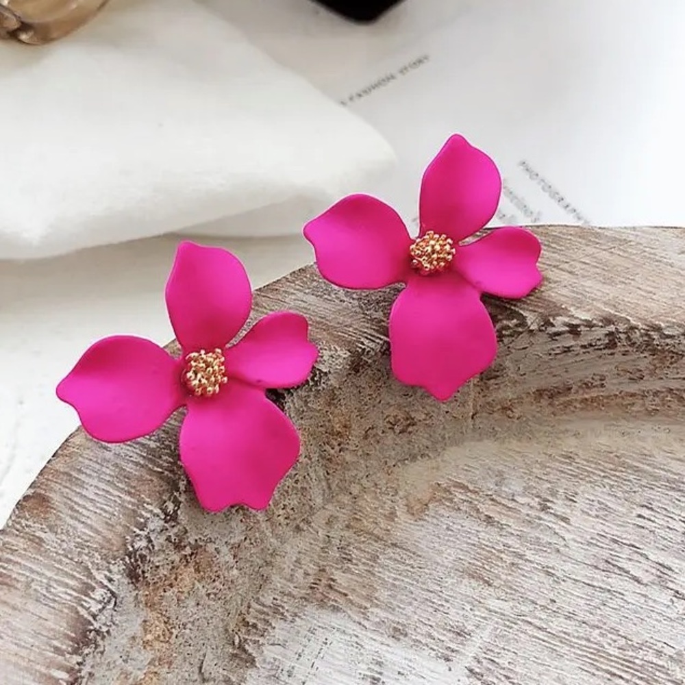 ⭐️ Beautiful Bright Pink Stud Earrings